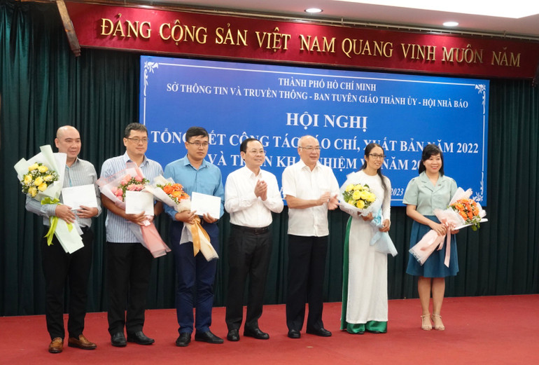 Khen thưởng các tác giả có tác phẩm đoạt giải tại Giải Búa liềm vàng lần thứ VII năm 2022.