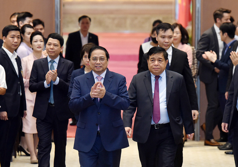 Thủ tướng Phạm Minh Chính đến dự cuộc gặp các nhà đầu tư nước ngoài. Thủ tướng Phạm Minh Chính đến dự cuộc gặp các nhà đầu tư nước ngoài.