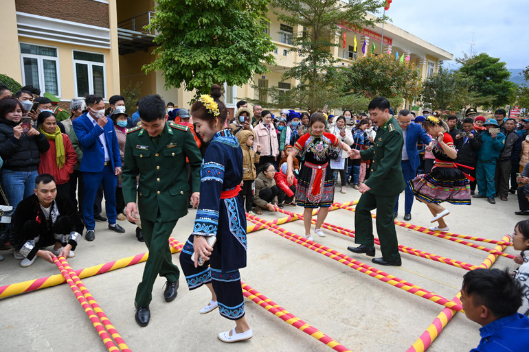 Nhiều hoạt động văn hoá sôi nổi, đặc sắc được tổ chức tại Chương trình “Tết nhân ái” thu hút các đại biểu và người dân tham gia.
