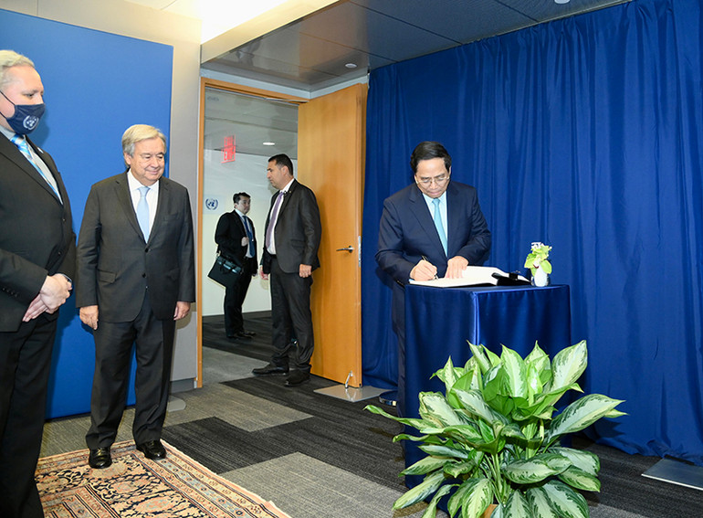 Thủ tướng Phạm Minh Chính ghi lưu bút tại Văn phòng Tổng Thư ký Liên hợp quốc.