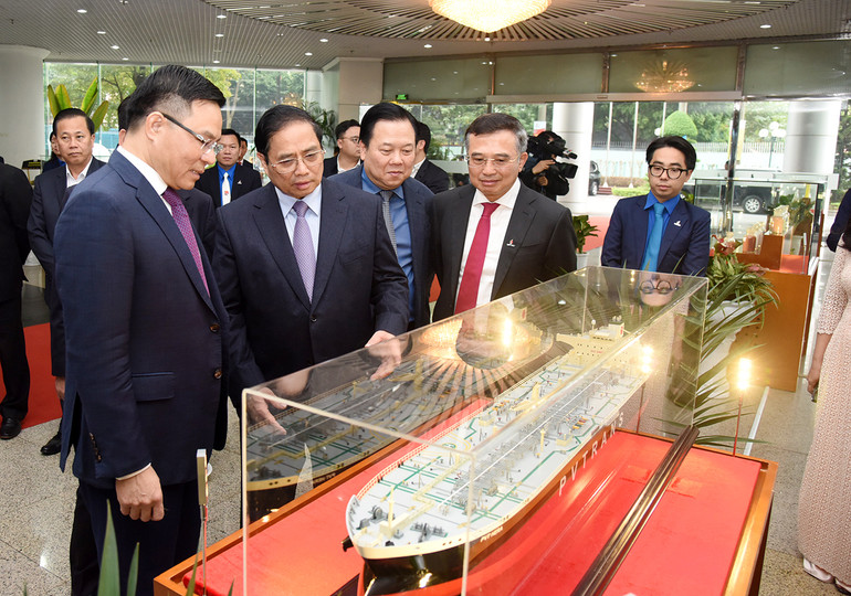 Tổng Giám đốc Petrovietnam Lê Mạnh Hùng giới thiệu với Thủ tướng Phạm Minh Chính mô hình tàu thủy phục vụ hoạt động dầu khí tại Việt Nam.