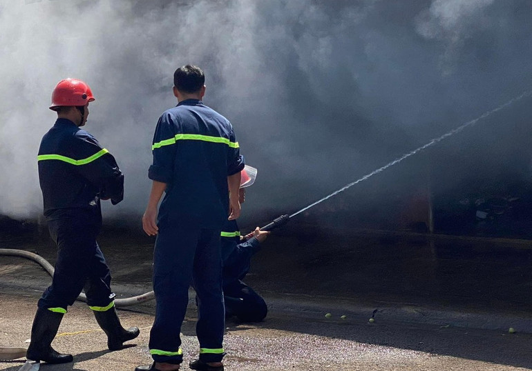 Lực lượng Cảnh sát phòng cháy, chữa cháy tham gia dập lửa.