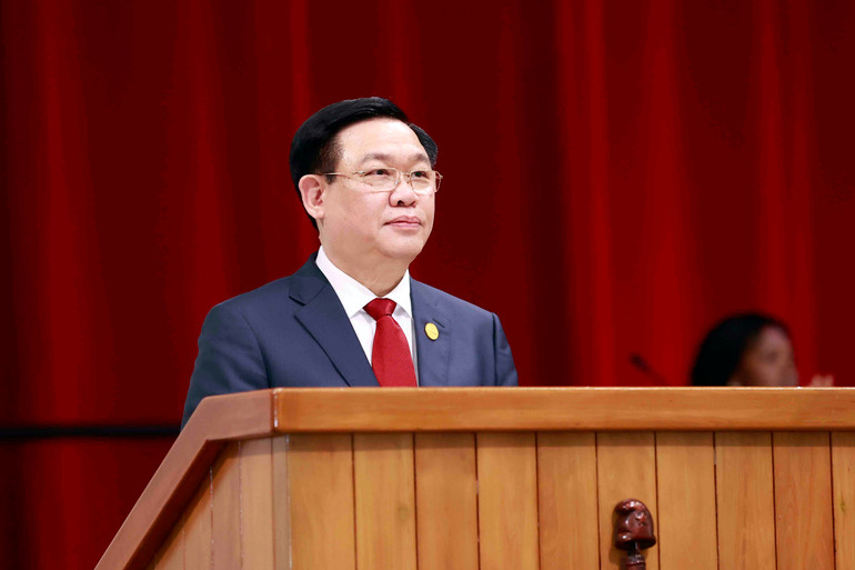 Chủ tịch Quốc hội Vương Đình Huệ phát biểu tại phiên họp đặc biệt của Quốc hội Cuba. (Ảnh: DOÃN TẤN)