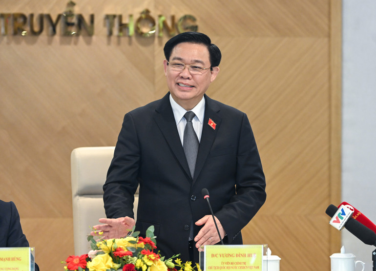 Chủ tịch Quốc hội Vương Đình Huệ phát biểu ý kiến tại buổi làm việc.