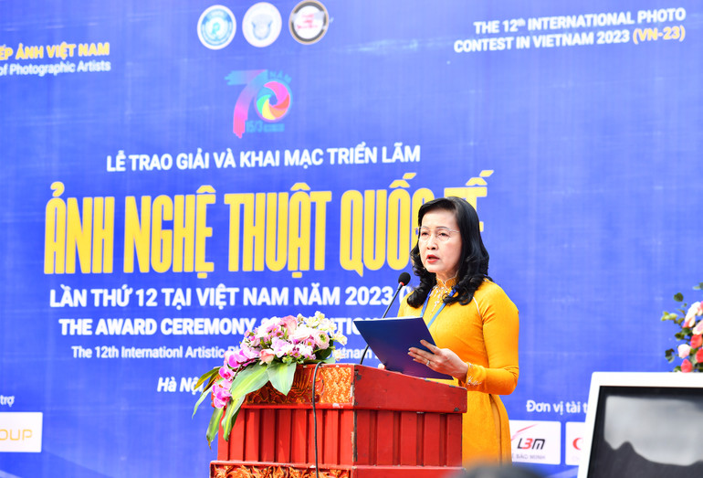Nghệ sĩ Nhiếp ảnh Trần Thị Thu Đông, Phó Chủ tịch Liên hiệp các hội văn học nghệ thuật Việt Nam, Chủ tịch Hội Nghệ sĩ Nhiếp ảnh Việt Nam phát biểu khai mạc triển lãm.