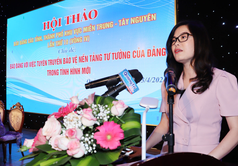 Phó Vụ trưởng Vụ Báo chí-Xuất bản, Ban Tuyên giáo Trung ương Phan Thị Quỳnh Mai phát biểu chỉ đạo tại hội thảo.