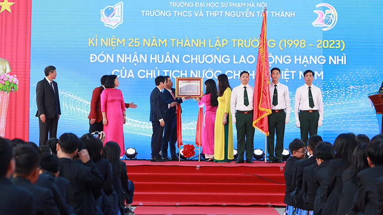 Thầy và trò Nhà trường vinh dự đón nhận Huân chương Lao động hạng Nhì.