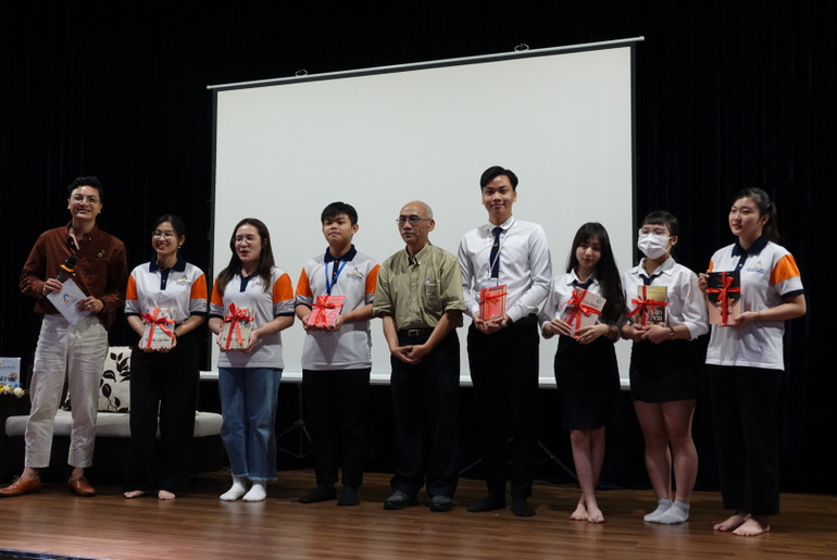 Nhà nghiên cứu Huỳnh Ngọc Trảng tặng quà các bạn sinh viên.