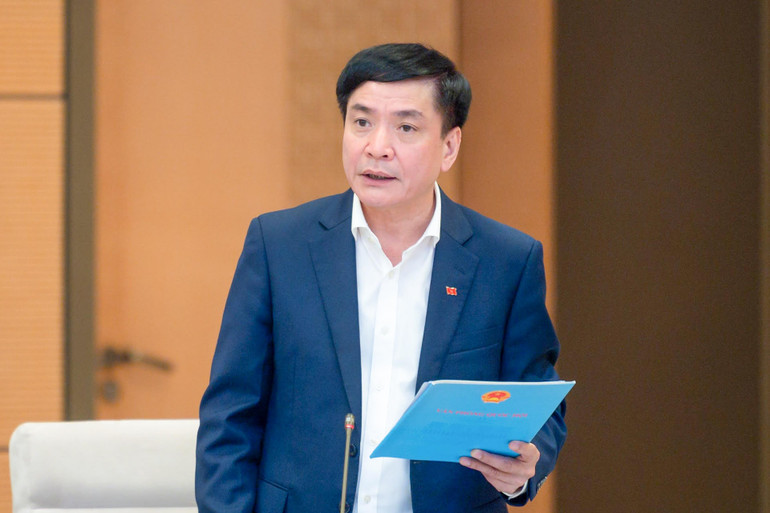 Tổng Thư ký, Chủ nhiệm Văn phòng Quốc hội Bùi Văn Cường trình bày Tờ trình về Đề án “Nâng cao hiệu quả công tác truyền thông về hoạt động Quốc hội”.