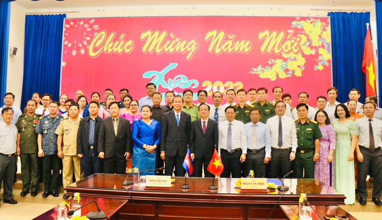 Lãnh đạo hai tỉnh chụp ảnh lưu niệm.