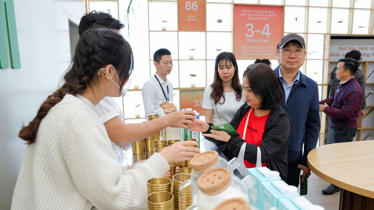 Người tiêu dùng thưởng thức thử dòng sản phẩm Vinamilk Green Farm mới tại sự kiện “Trải nghiệm thưởng thức - Chu du miền vị giác cùng Vinamilk Green Farm” ở Hà Nội. (Ảnh: Vi Nam) Người tiêu dùng thưởng thức thử dòng sản phẩm Vinamilk Green Farm mới tại sự kiện “Trải nghiệm thưởng thức - Chu du miền vị giác cùng Vinamilk Green Farm” ở Hà Nội. (Ảnh: Vi Nam)