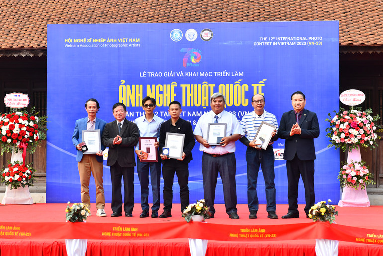 Các tác giả nhận Huy chương Bạc của cuộc thi ảnh.