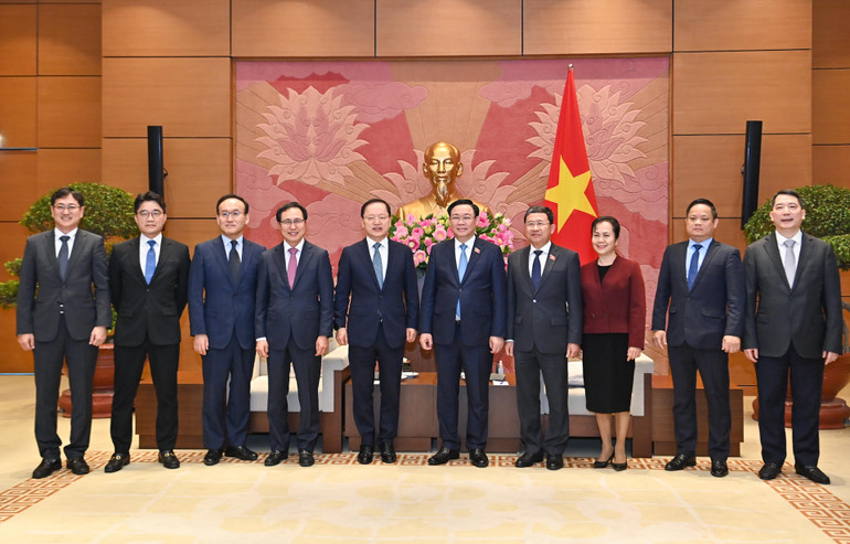 Chủ tịch Quốc hội Vương Đình Huệ và Tổng Giám đốc Tập đoàn Samsung Electronics Park Hark Kyu với các đại biểu dự buổi tiếp. Chủ tịch Quốc hội Vương Đình Huệ và Tổng Giám đốc Tập đoàn Samsung Electronics Park Hark Kyu với các đại biểu dự buổi tiếp.