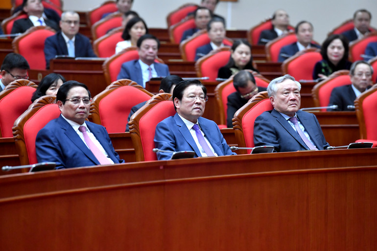 Các đồng chí lãnh đạo Đảng, Nhà nước và các đại biểu tham dự phiên bế mạc hội nghị.