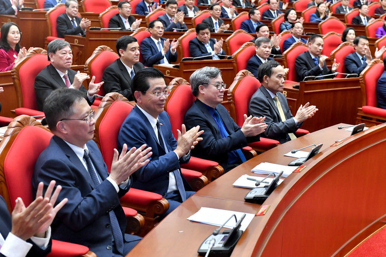 Các đồng chí lãnh đạo Đảng, Nhà nước và các đại biểu tham dự phiên bế mạc hội nghị.