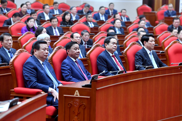 Các đồng chí lãnh đạo Đảng, Nhà nước và các đại biểu tham dự phiên bế mạc hội nghị.