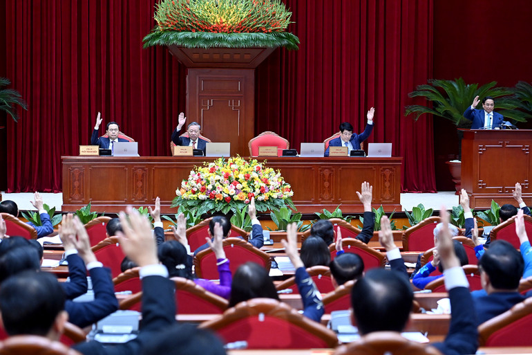 Các đồng chí lãnh đạo Đảng, Nhà nước biểu quyết thông qua chương trình hội nghị. (Ảnh: ĐĂNG KHOA)