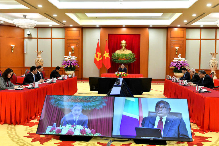 Quang cảnh điện đàm tại Trụ sở Trung ương Đảng. (Ảnh: ĐĂNG KHOA) Quang cảnh điện đàm tại Trụ sở Trung ương Đảng. (Ảnh: ĐĂNG KHOA)