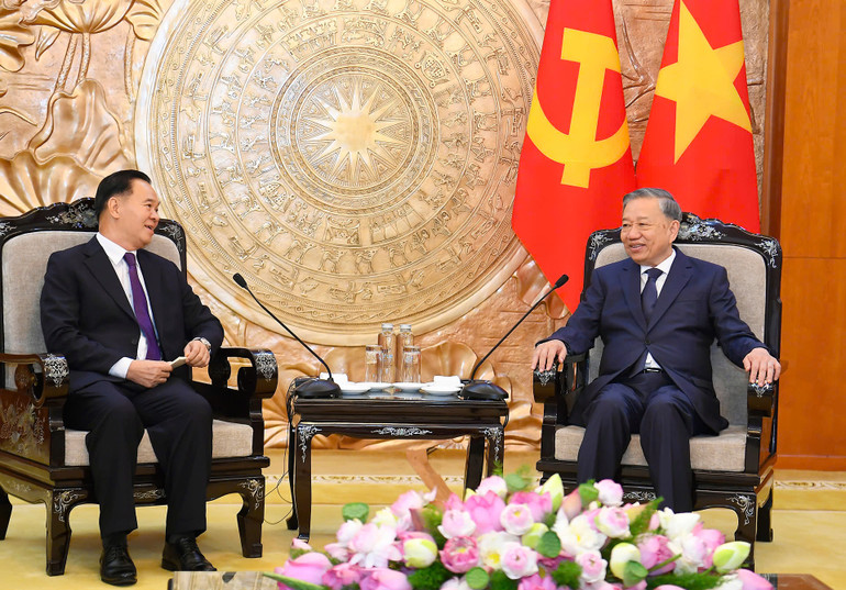 Tổng Bí thư Tô Lâm với đồng chí Thongsalith Mangnomek, Bí thư Trung ương Đảng, Chánh Văn phòng Trung ương Đảng Nhân dân Cách mạng Lào.