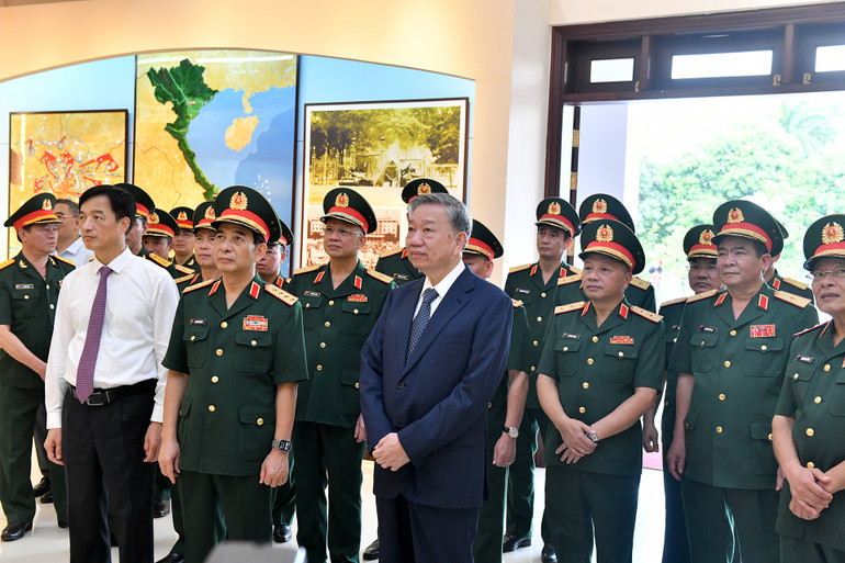 Tổng Bí thư, Chủ tịch nước Tô Lâm tham quan Bảo tàng Tổng cục II.