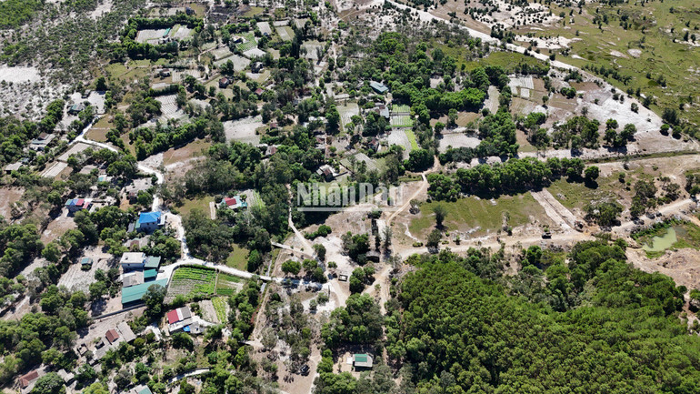 45 hộ dân xóm Trại thôn Thanh Long (Đỉnh Bàn) đang sống khá biệt lập với bên ngoài do nằm trong vành đai khai thác mỏ sắt Thạch Khê.