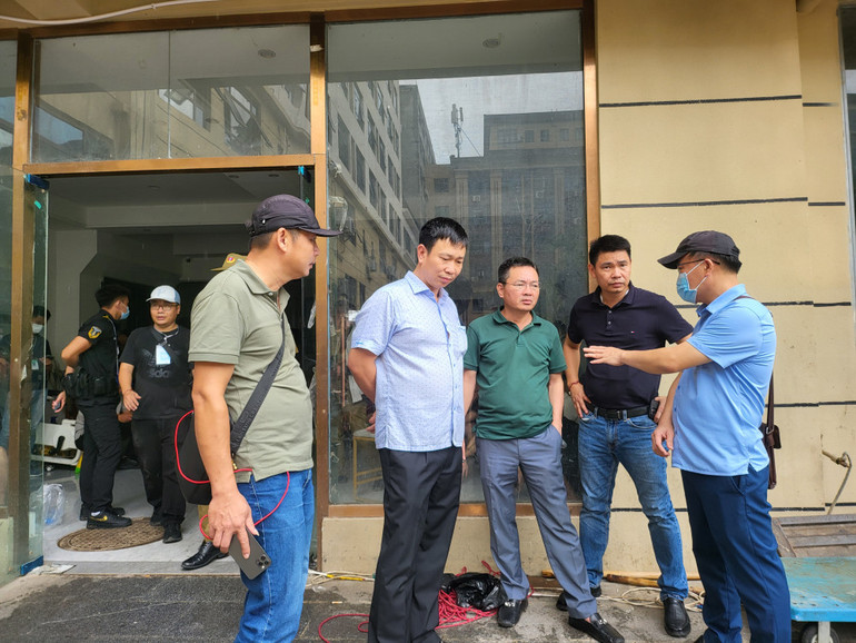 Đại tá Phạm Thanh Phương - Phó Giám đốc Công an tỉnh (giữa) trực tiếp chỉ đạo quá trình bắt giữ đối tượng tại sào huyệt Đặc khu kinh tế Tam giác vàng.