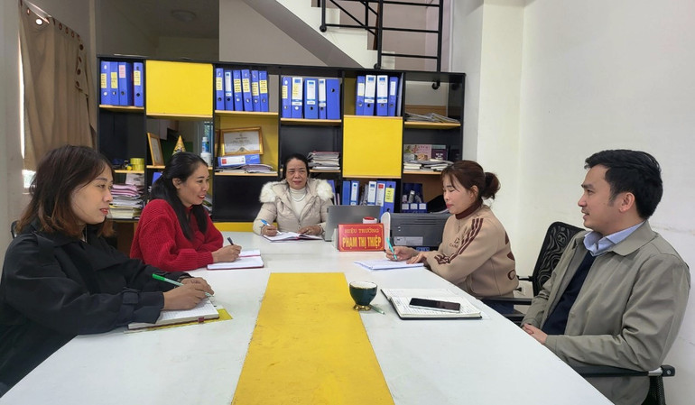 Buổi sinh hoạt của chi bộ Trường Mầm non song ngữ Kingbee. Buổi sinh hoạt của chi bộ Trường Mầm non song ngữ Kingbee.