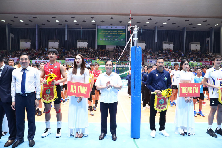 Lãnh đạo tỉnh Hà Tĩnh tặng hoa chúc mừng các đội bóng.