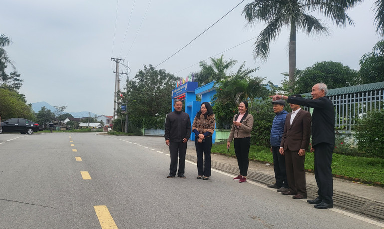 Các đồng chí đảng viên chi bộ tổ dân phố Hưng Nhân, phường Hưng Trí (thị xã Kỳ Anh) tự hào với con đường được mở rộng nhờ ý Đảng, lòng dân. Các đồng chí đảng viên chi bộ tổ dân phố Hưng Nhân, phường Hưng Trí (thị xã Kỳ Anh) tự hào với con đường được mở rộng nhờ ý Đảng, lòng dân.