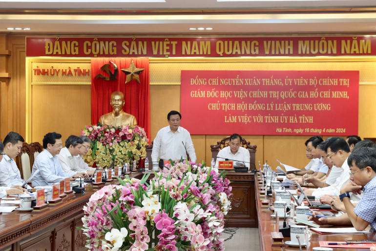 Tại buổi làm việc, đồng chí Nguyễn Xuân Thắng gợi mở một số định hướng, giải pháp phát triển của tỉnh Hà Tĩnh trong thời gian tới.