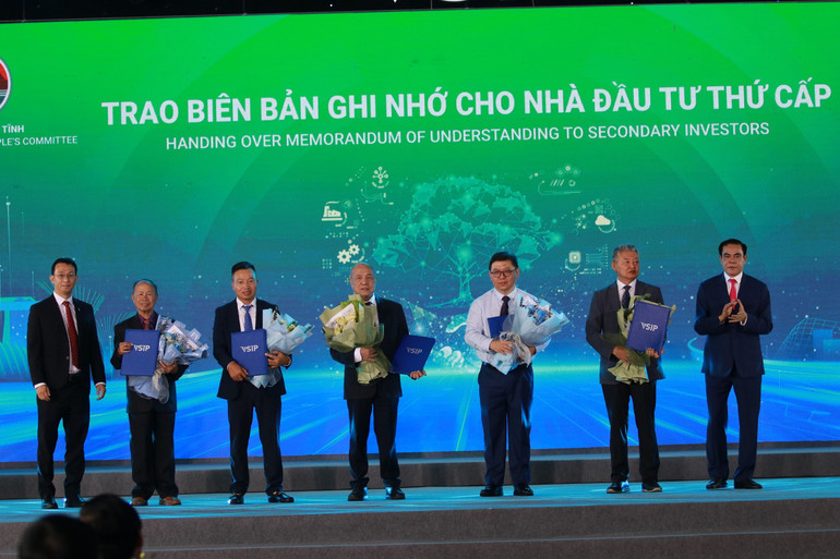 Chủ tịch Ủy ban nhân dân tỉnh Hà Tĩnh Võ Trọng Hải và ông Teng Wei Hong - Tổng Giám đốc Công ty TNHH VSIP Hà Tĩnh cũng đã trao Biên bản ghi nhớ hợp tác cho 5 nhà đầu tư cam kết gắn bó lâu dài với Khu công nghiệp VSIP Hà Tĩnh.