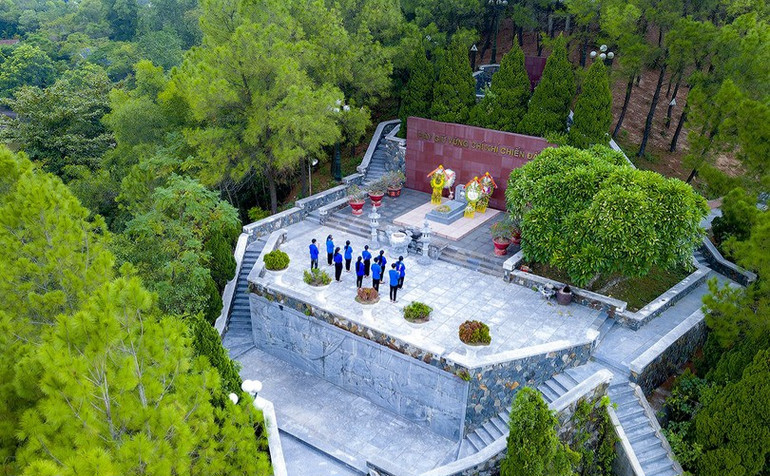 Tuổi trẻ Hà Tĩnh dâng hương trước mộ cố Tổng Bí thư Trần Phú. (Ảnh tư liệu) Tuổi trẻ Hà Tĩnh dâng hương trước mộ cố Tổng Bí thư Trần Phú. (Ảnh tư liệu)