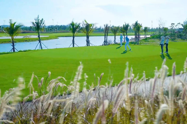 Sân golf 18 lỗ Mường Thanh Xuân Thành.