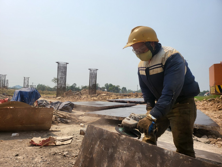 Quyết tâm “vượt nắng, thắng mưa” được thể hiện rõ trên từng khuôn mặt của mỗi cán bộ, công nhân đang làm việc tại gói thầu XL 11.