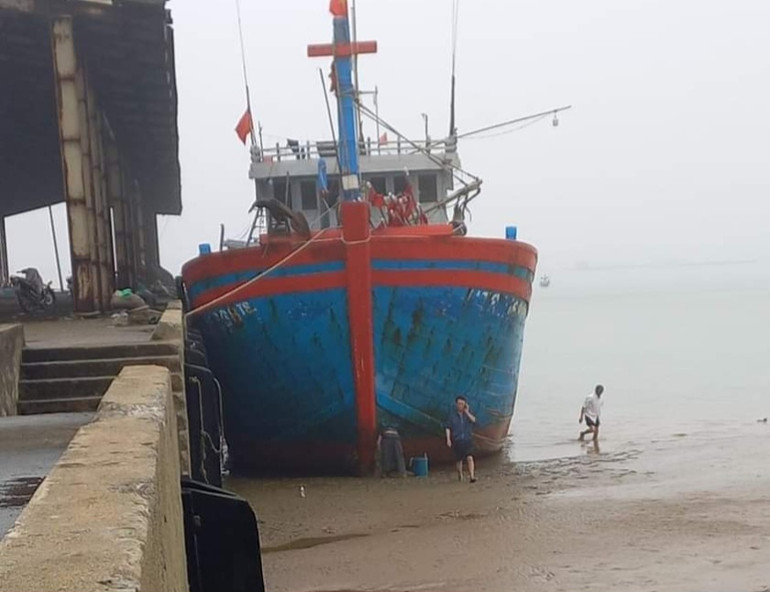 Ngoài khu neo đậu tránh trú bão Cửa Hội-Xuân Phổ, hệ thống cảng cá ở Hà Tĩnh cũng đang bị bồi lắng, cạn luồng trầm trọng.