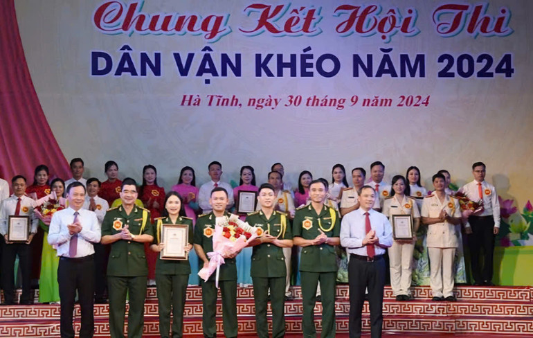 Các đồng chí lãnh đạo Ban Dân vận Trung ương, tỉnh Hà Tĩnh trao giải nhất hội thi cho đội thi Bộ đội Biên phòng Hà Tĩnh.