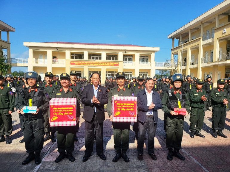 Các đồng chí trong đoàn công tác kiểm tra tình hình sẵn sàng chiến đấu, chúc Tết lực lượng vũ trang trên địa bàn.