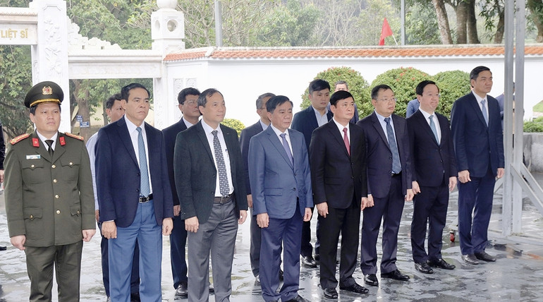 Đồng chí Chủ nhiệm Ủy ban Kiểm tra Trung ương và các thành viên trong đoàn dâng hoa, dâng hương trước Khu mộ 10 cô gái thanh niên xung phong hy sinh tại Ngã ba Đồng Lộc.