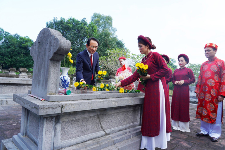 Đại diện lãnh đạo Ban Dân vận Tỉnh ủy Hà Tĩnh và câu lạc bộ ca trù Nguyễn Công Trứ dâng hoa tại mộ cụ Nguyễn Công Trứ.