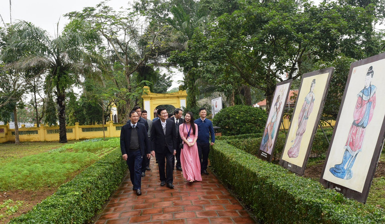 Nguyên Chủ tịch nước Trương Tấn Sang cùng các đồng chí lãnh đạo tỉnh tham quan khu lưu niệm Nguyễn Du. Nguyên Chủ tịch nước Trương Tấn Sang cùng các đồng chí lãnh đạo tỉnh tham quan khu lưu niệm Nguyễn Du.