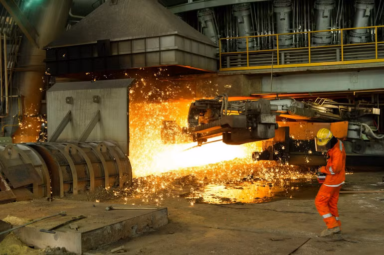 Sản xuất thép đang gặp khó khăn do thị trường thế giới bị thu hẹp.