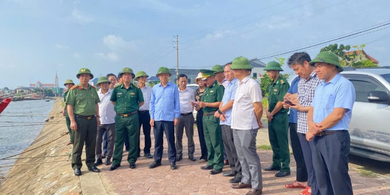 Lãnh đạo tỉnh Hà Tĩnh kiểm tra công tác ứng phó với bão số 4 tại cảng Cửa Sót (Lộc Hà).