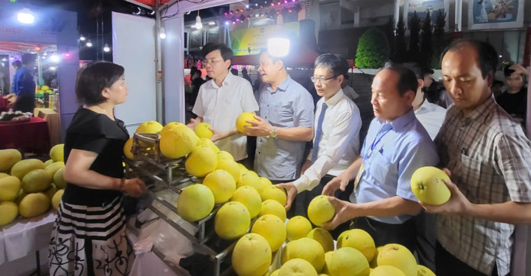 Hội chợ thương mại sản phẩm OCOP, sản phẩm công nghiệp nông thôn tiêu biểu và sản phẩm chủ lực Hà Tĩnh năm 2024 thu hút sự tham gia của hơn 100 gian hàng.