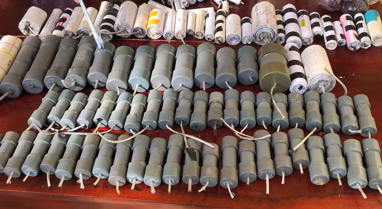 Các loại pháo tự chế được người dân quy đổi, giao nộp cho lực lượng chức năng.