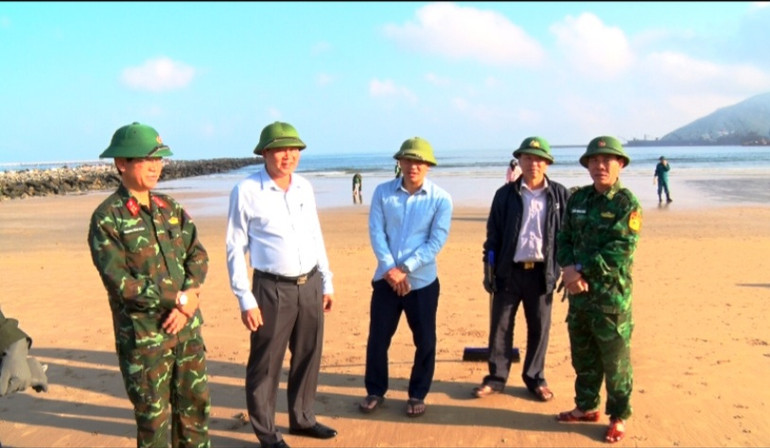 Đại diện lãnh đạo thị xã Kỳ Anh trực tiếp chỉ đạo giám sát công tác thu gom dầu tràn.