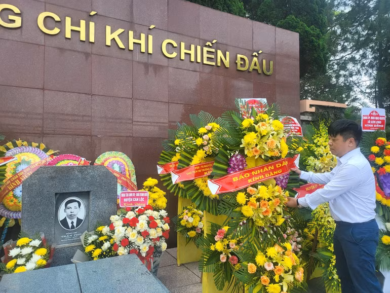 Trước đó, đại diện lãnh đạo các bộ, ban, ngành Trung ương đã đến dâng hoa, dâng hương tại Khu mộ đồng chí Trần Phú (Tùng Ảnh, Đức Thọ).