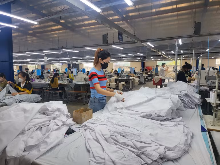 Sản xuất hàng dệt may tại Khu kinh tế Vũng Áng (Hà Tĩnh).