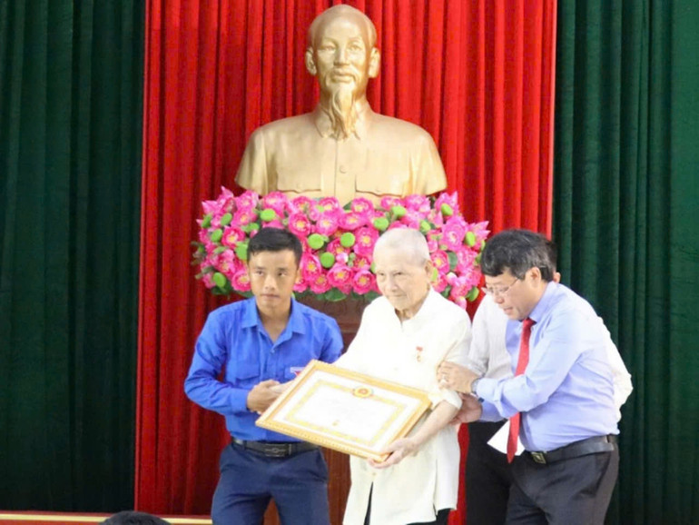 Lễ trao Huy hiệu Đảng được các cấp ủy ở Hà Tĩnh tổ chức trang trọng, chu đáo.