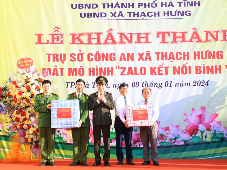 Thứ trưởng Công an Lê Quốc Hùng tặng quà cho cấp ủy, chính quyền địa phương tại lễ khánh thành trụ sở công an xã Thạch Hưng (thành phố Hà Tĩnh).