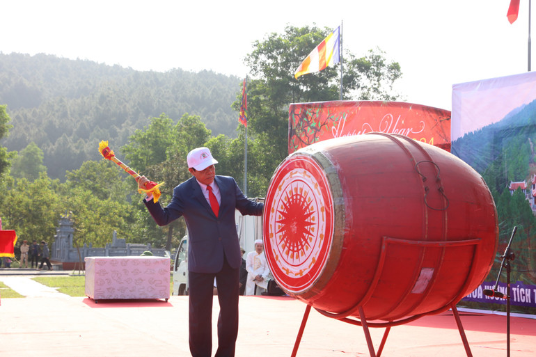 Chủ tịch Ủy ban nhân dân tỉnh Hà Tĩnh Võ Trọng Hải đánh trống khai hội chùa Hương Tích.